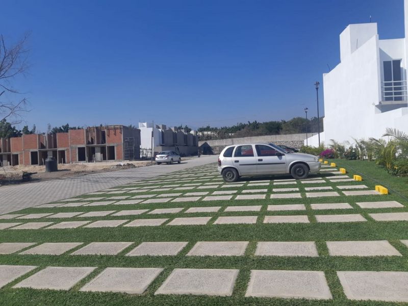 {"esp":"Estacionamiento","ing":""}