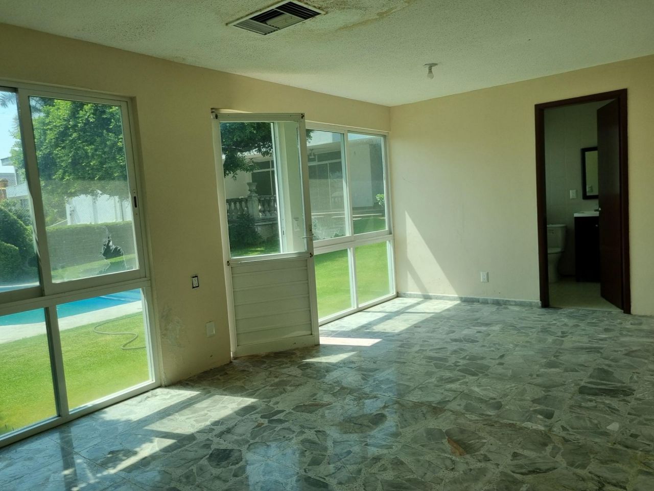 {"esp":"Bungalow con ba\u00f1o","ing":""}