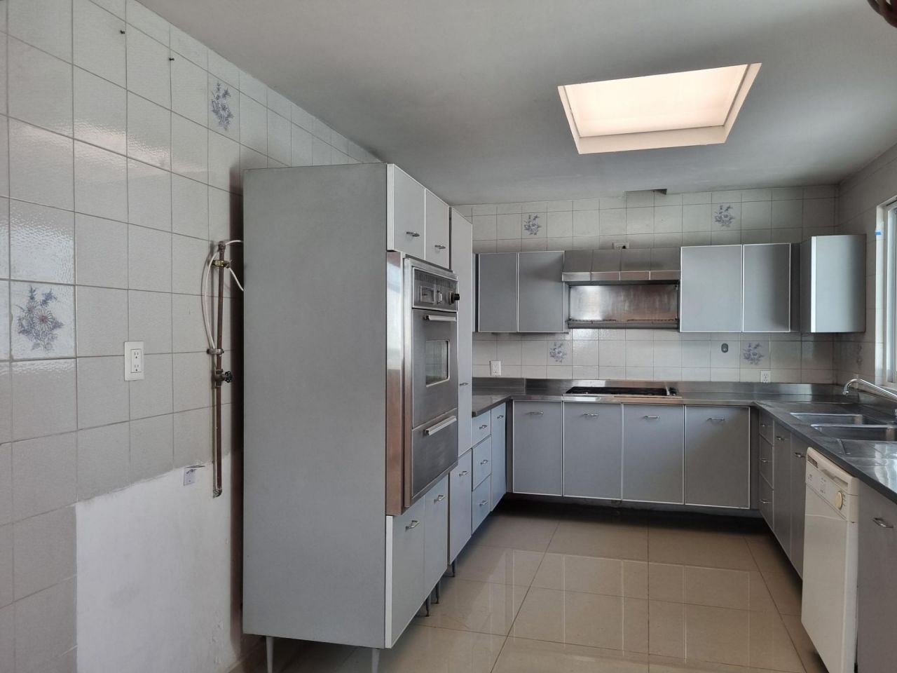 {"esp":"Cocina equipada","ing":""}