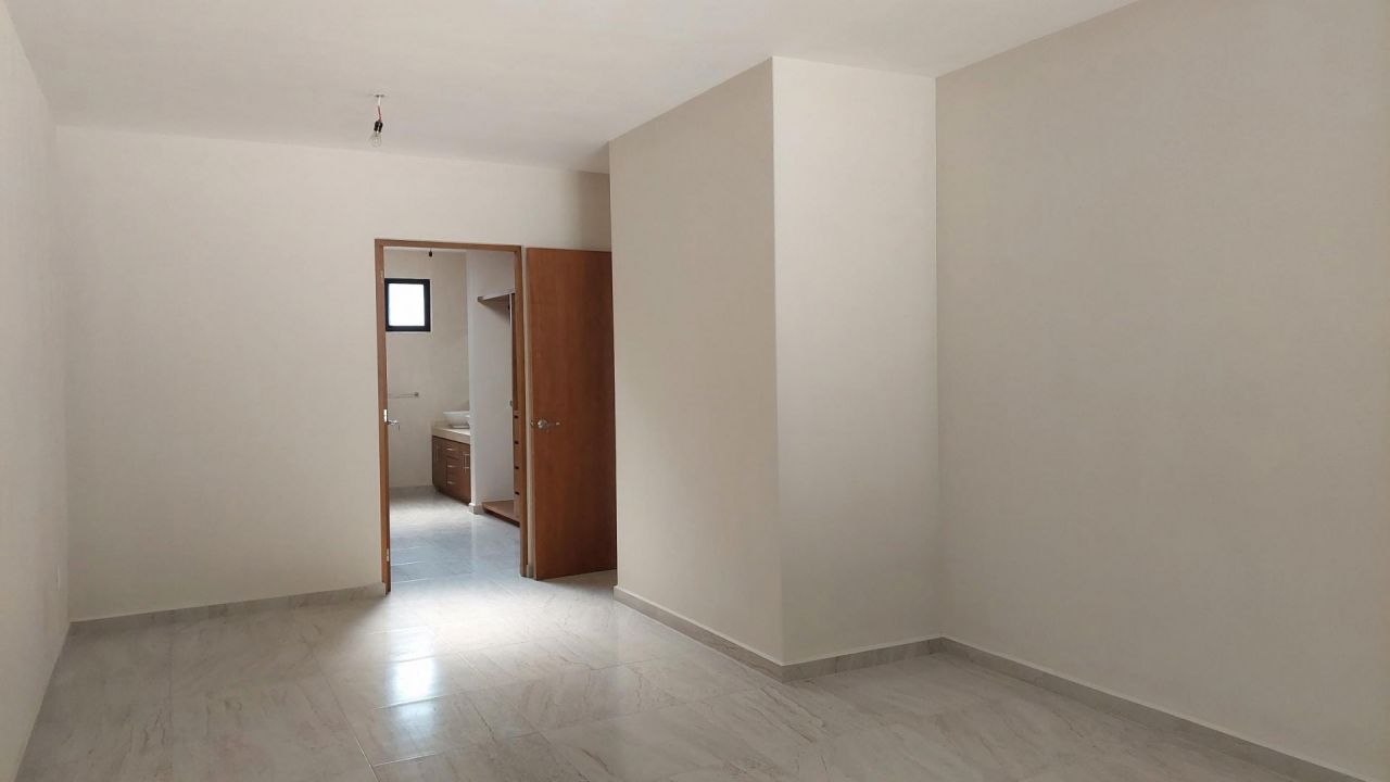 {"esp":"Recamara principal con ba\u00f1o-vestidor.","ing":""}