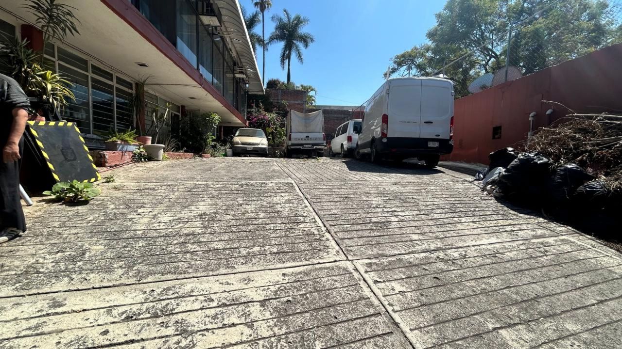 {"esp":"Estacionamiento","ing":""}