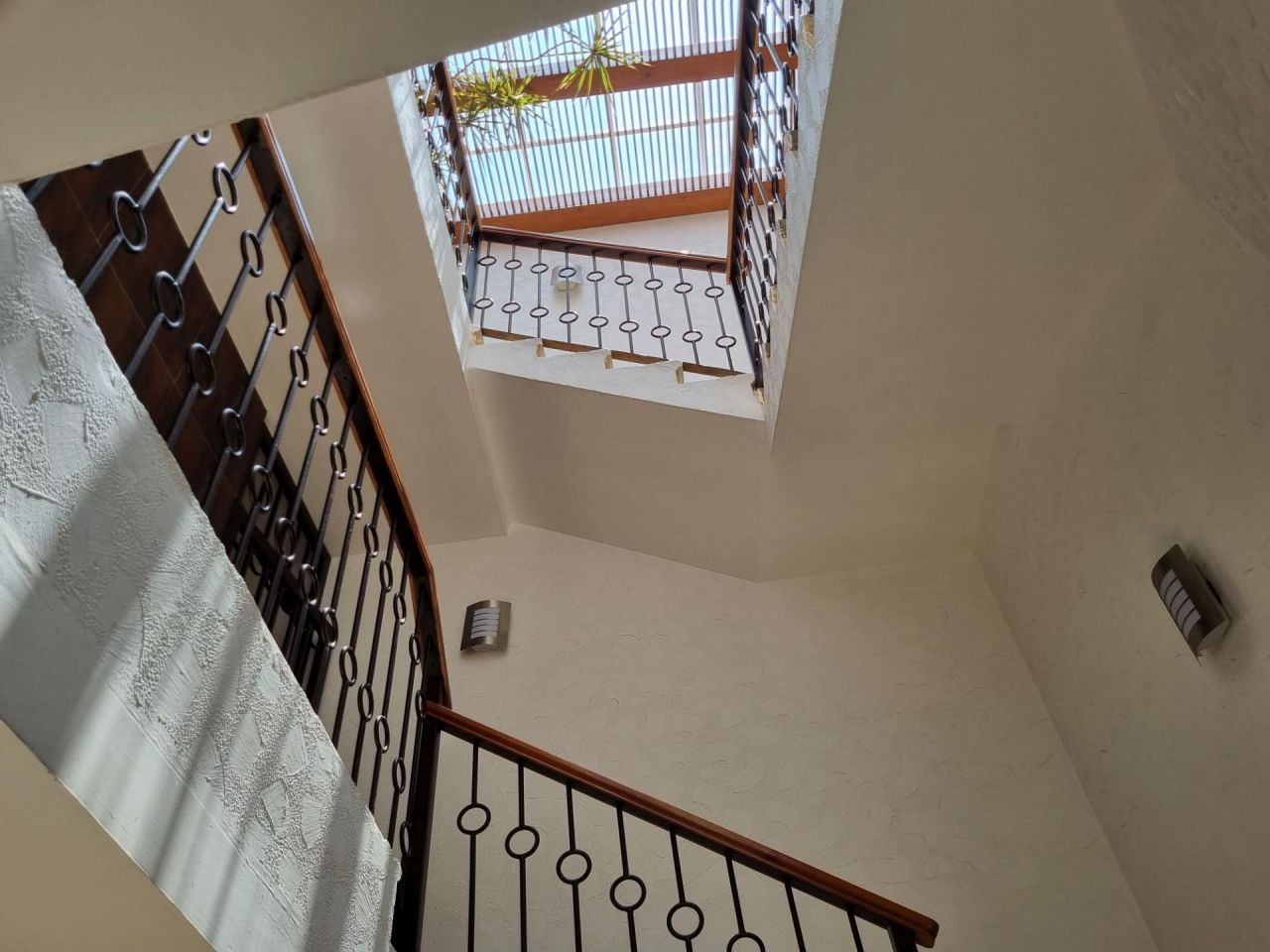 {"esp":"Escaleras 1er piso","ing":""}