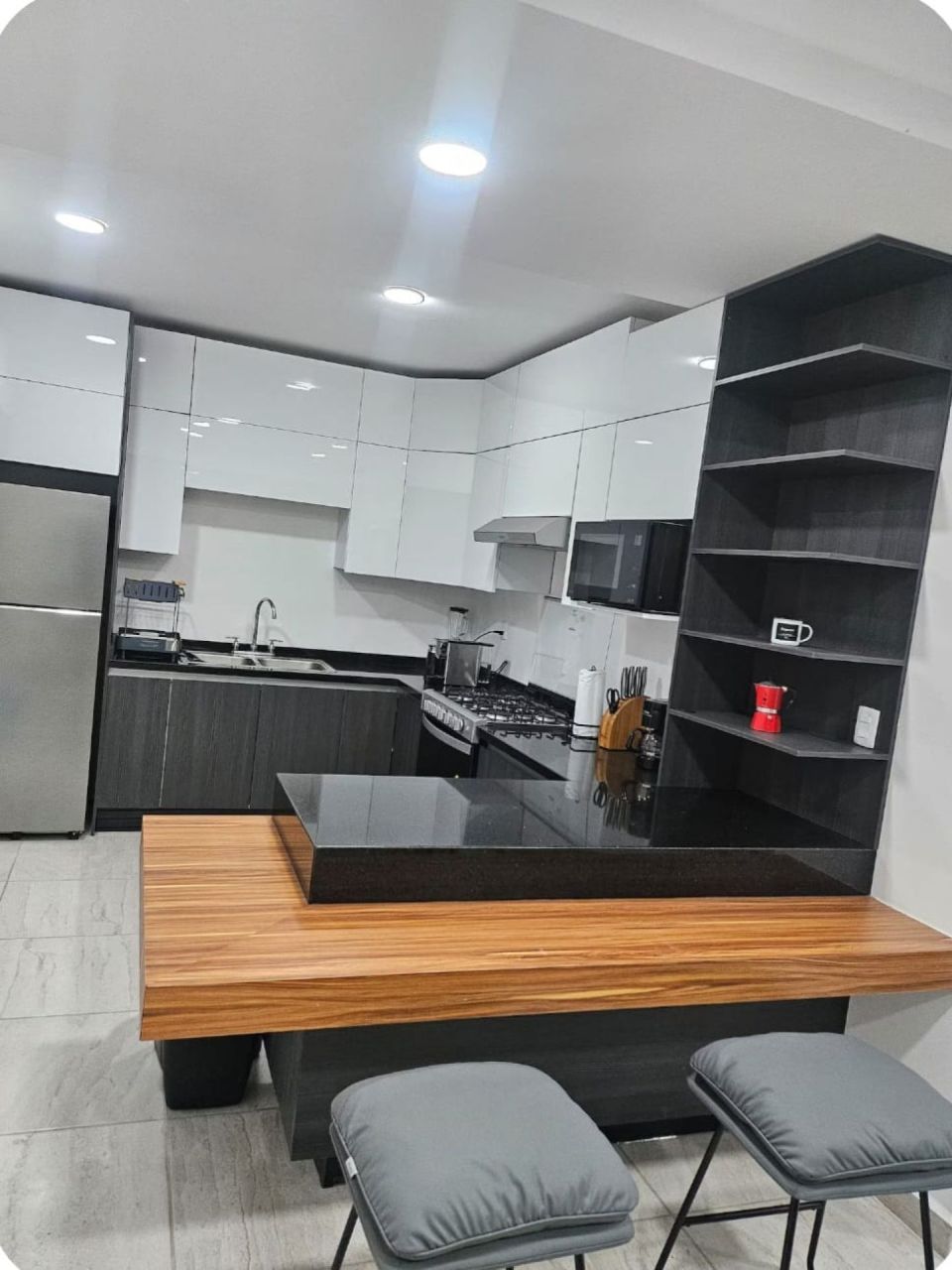 {"esp":"Cocina con barra desayunador","ing":""}