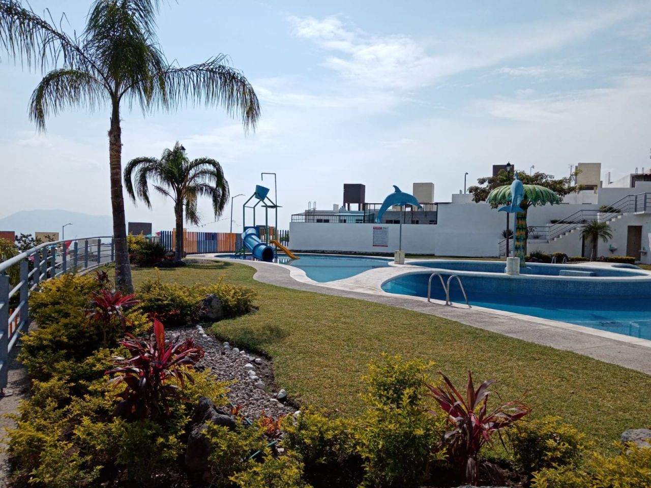 {"esp":"Jardin Acuatico a unos pasos","ing":""}