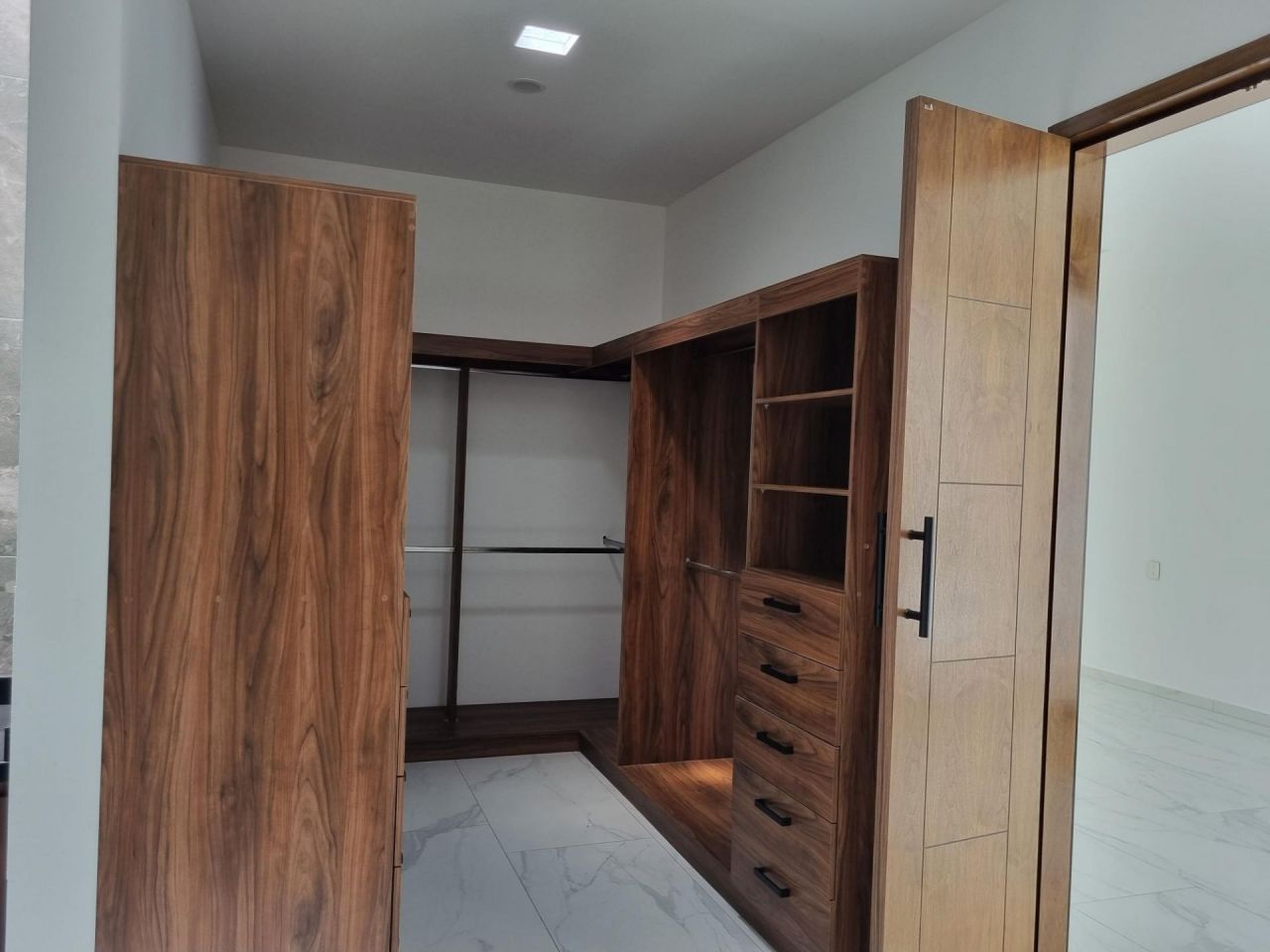 {"esp":"Recamara principal con ba\u00f1o-vestidor.","ing":""}