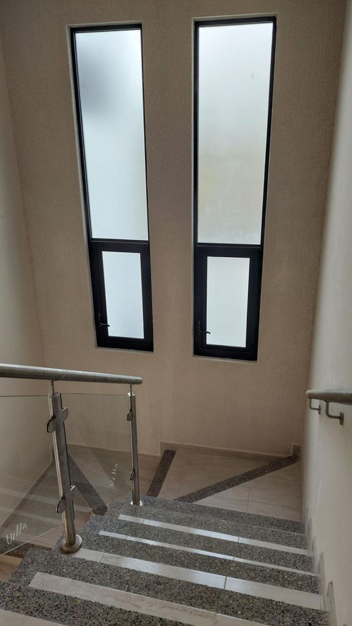 {"esp":"Escaleras a Planta Alta","ing":""}