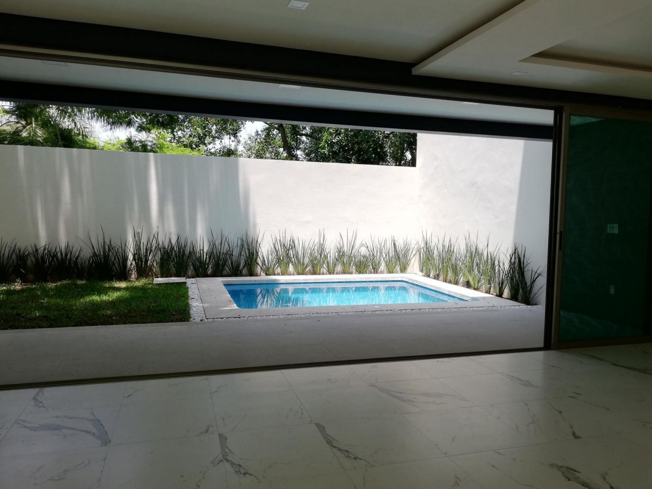 {"esp":"Terraza integrada a sala comedor","ing":""}