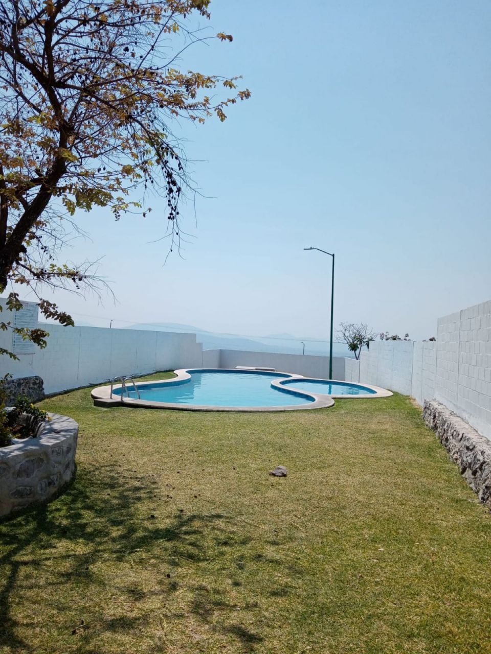 {"esp":"palapa, alberca chapteadero dentro de la privada.","ing":""}