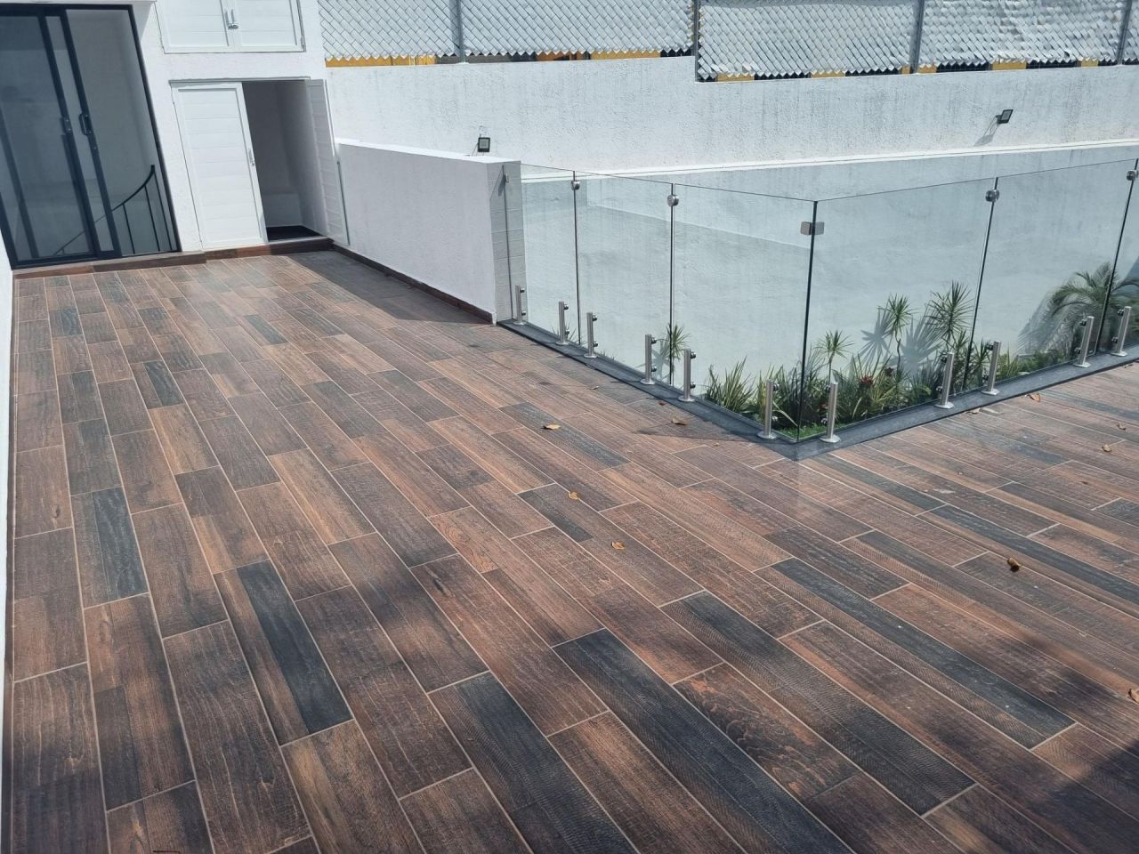 {"esp":"Roof Garden","ing":""}