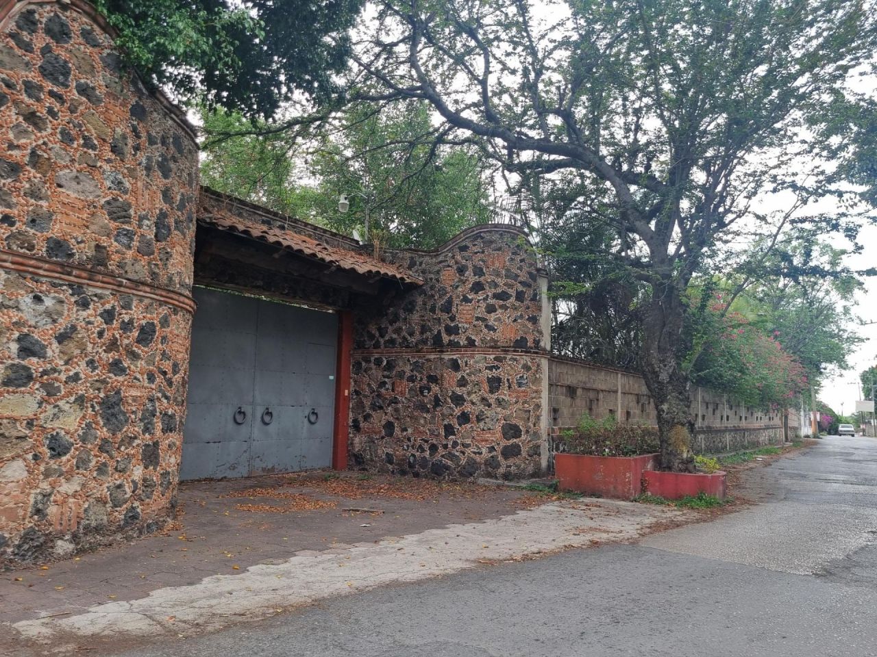{"esp":"Acceso Principal y calle","ing":""}