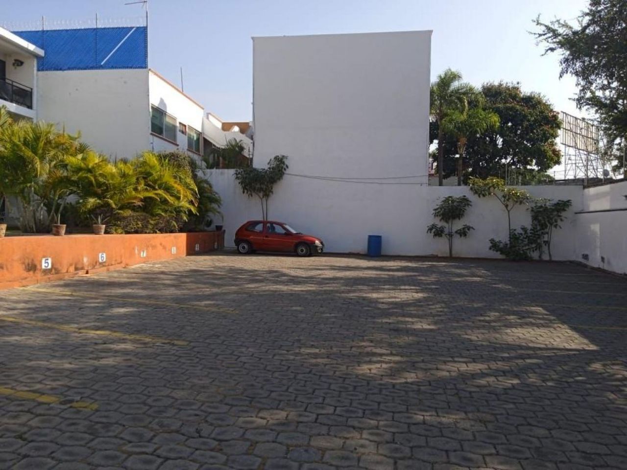 {"esp":"Estacionamiento","ing":""}