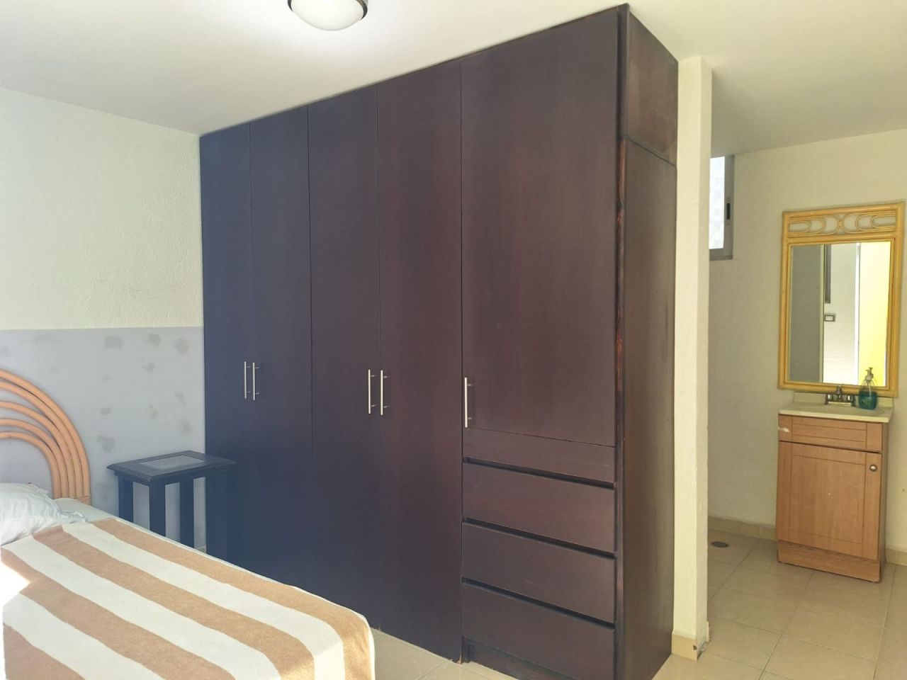 {"esp":"Cuarto de servicio con ba\u00f1o y closet","ing":""}