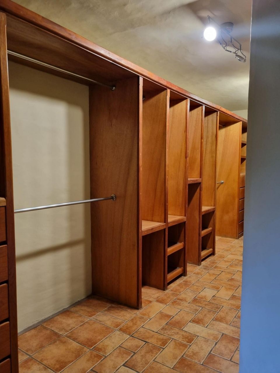 {"esp":"Vestidor Rec. principal","ing":""}
