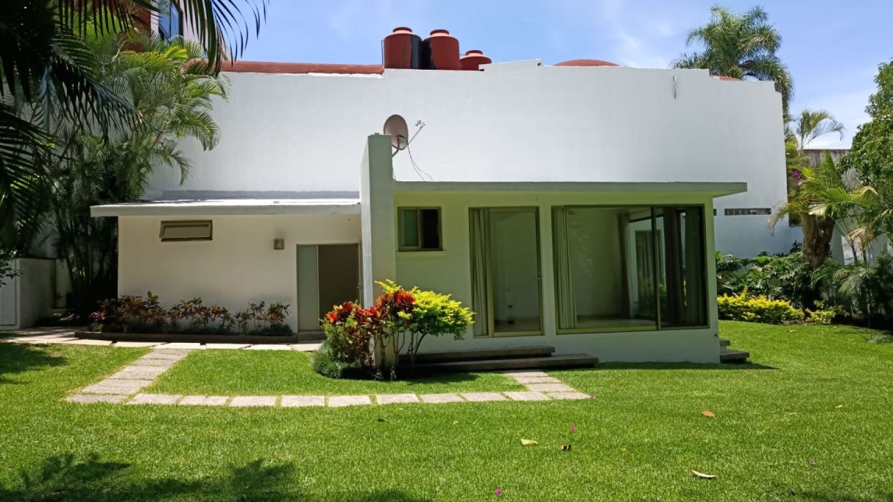 {"esp":"Bungalo independiente, con 2 recamaras c\/u con ba\u00f1o","ing":""}