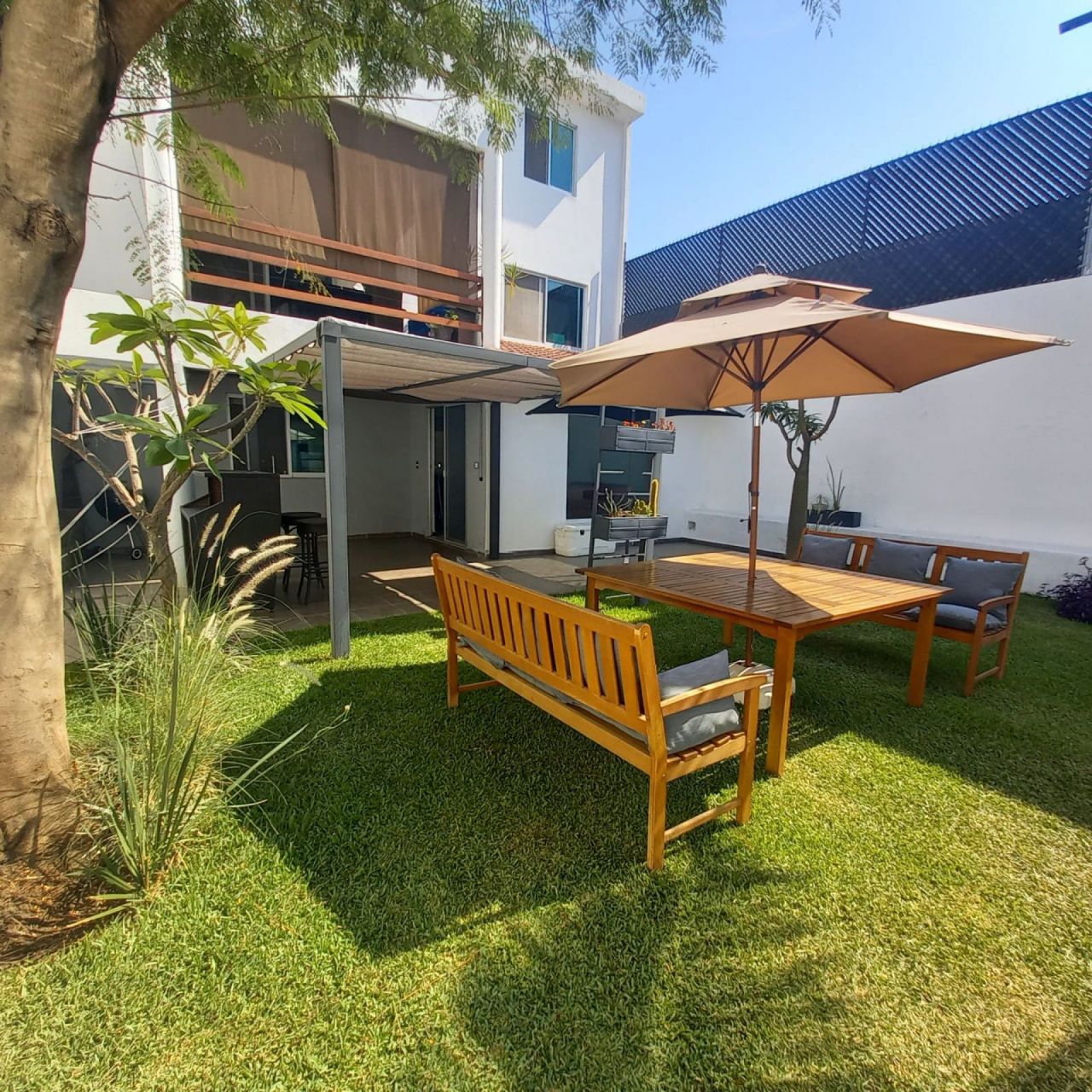 {"esp":"Jardin y terraza","ing":""}