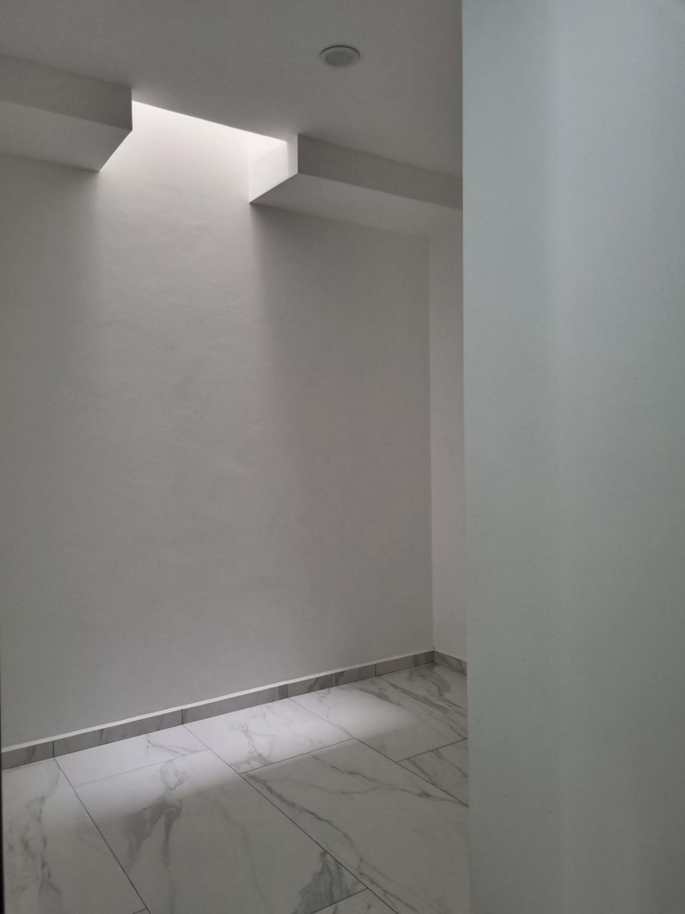 {"esp":"Cuarto de Servicio con ba\u00f1o","ing":""}