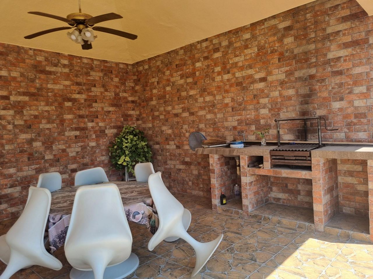 {"esp":"Palapa con asador","ing":""}