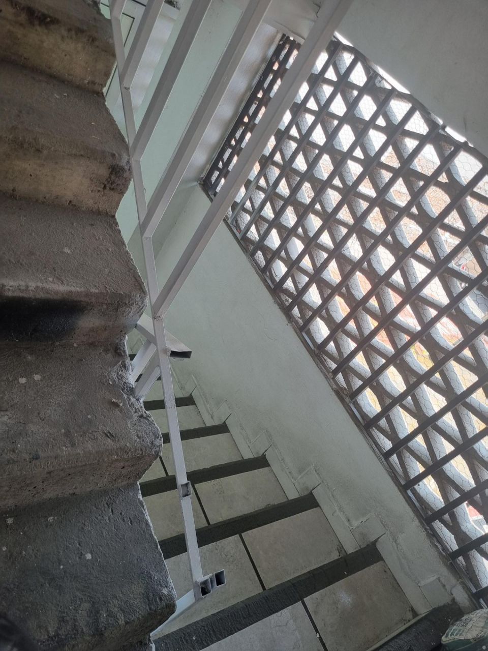 {"esp":"Escaleras 2o Piso","ing":""}